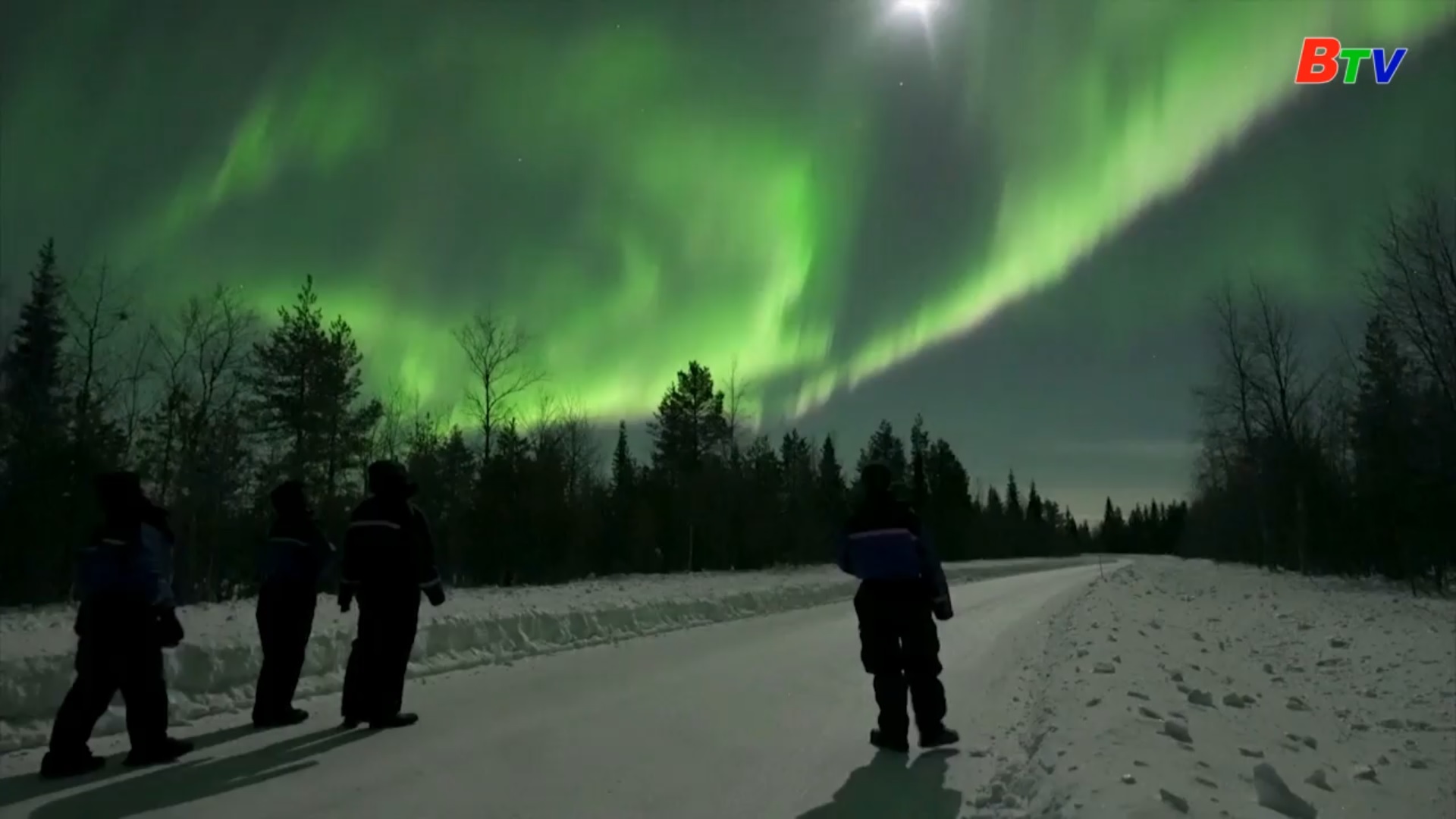 Cực quang lấp lánh thắp sáng bầu trời Lapland